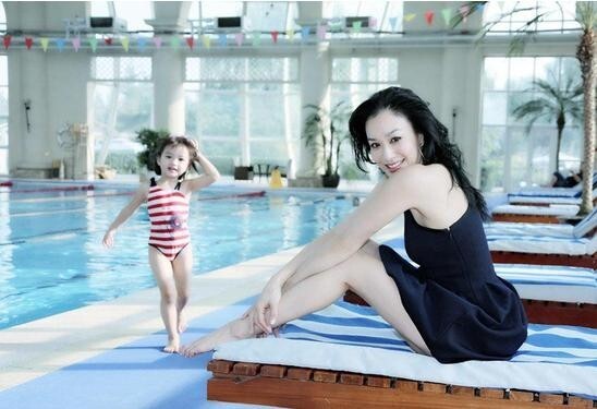 钟丽缇泳装晒小女儿Cayla萌照? 钟丽缇泳装晒小女儿Cayla萌照?