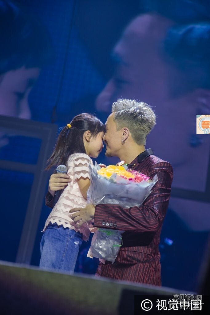 郑中基演唱,女儿献吻满满父爱? 郑中基演唱,女儿献吻满满父爱?