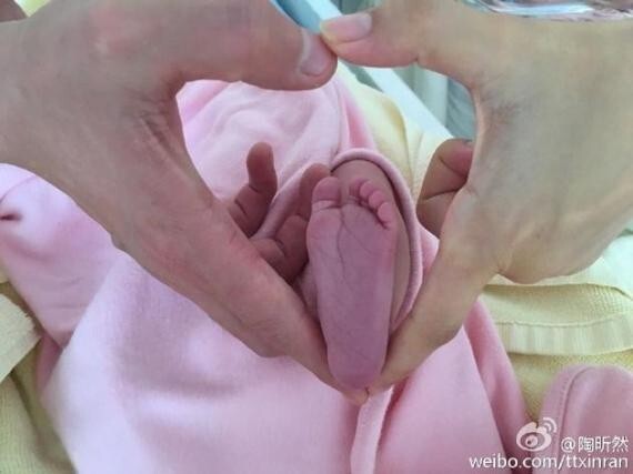 陶昕然今日在微博晒出女儿小脚比心 陶昕然今日在微博晒出女儿小脚比心