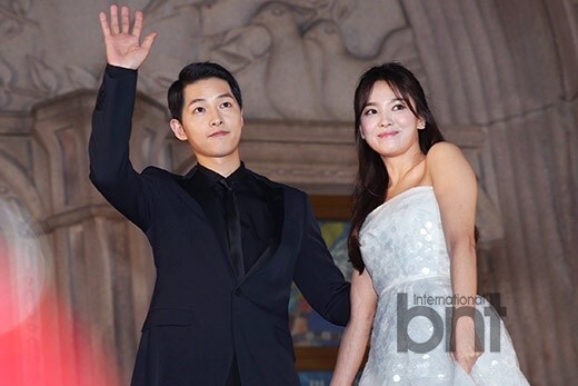 第52届百想艺术大赏在首尔举行 双宋组合秀智等着华丽晚装靓丽登场现身 第52届百想艺术大赏在首尔举行 双宋组合秀智等着华丽晚装靓丽登场现身