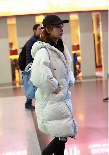 杨紫白色大羽绒服疲态的飞往上海? 杨紫白色大羽绒服疲态的飞往上海?