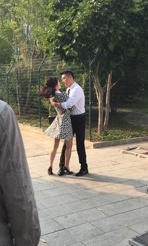 李念片场尽显小鸟依人，羡煞了网友？