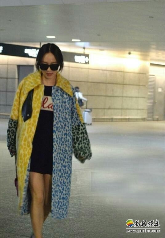 霍思燕身穿黄蓝豹纹拼色大衣仿谁? 霍思燕身穿黄蓝豹纹拼色大衣仿谁?