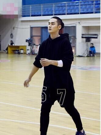 蒋劲夫前段时间录节目导致手臂脱臼了? 蒋劲夫前段时间录节目导致手臂脱臼了?