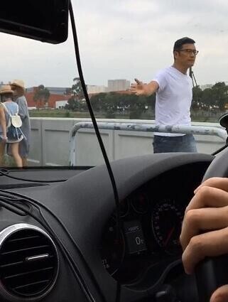 苗侨伟热心肠,指挥交通疏解拥堵了? 苗侨伟热心肠,指挥交通疏解拥堵了?