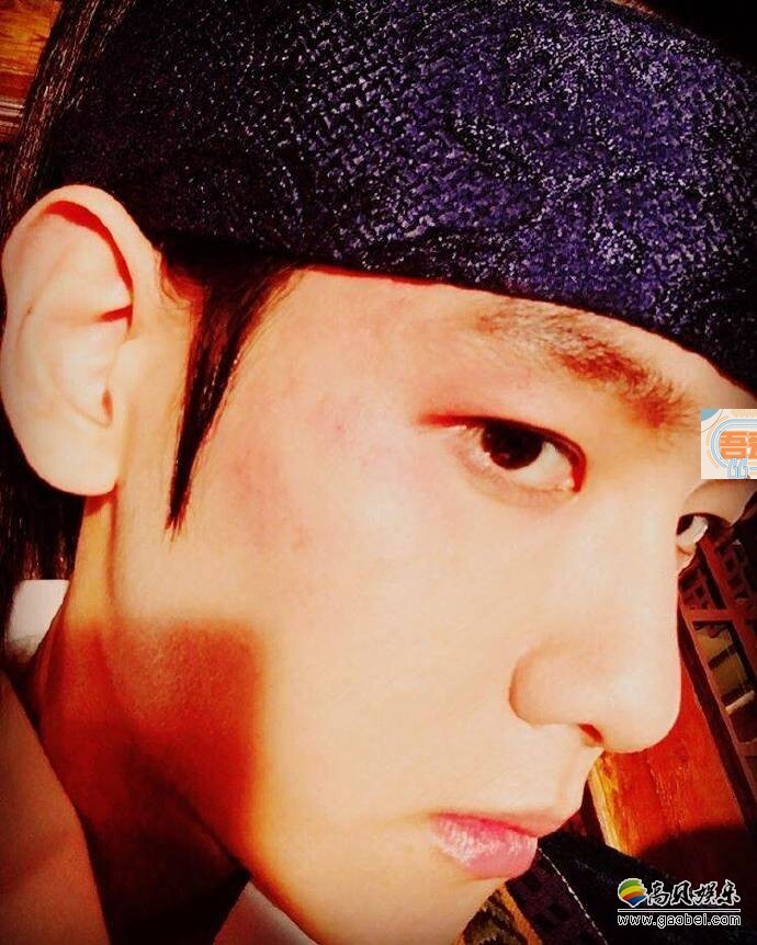 伯贤12日上午在个人Instagram上传了「王银」的照片