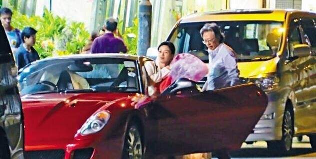 “双儿”坐法拉利买花，富豪老公甘当司机了？