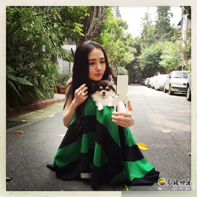 郭碧婷遛狗也不忘和狗狗自拍? 郭碧婷遛狗也不忘和狗狗自拍?
