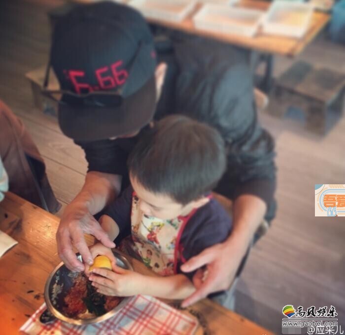 陈小春和儿子一同上烹饪课了？