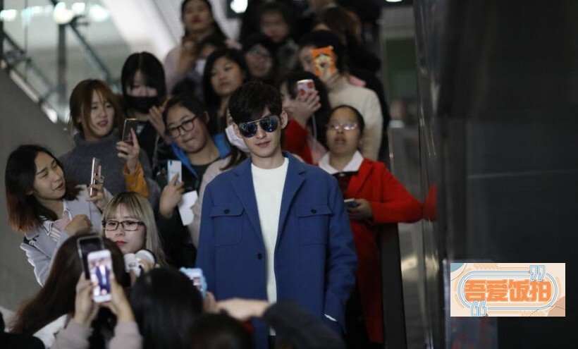 张翰身穿蓝色大衣被大批量粉丝现场接机？