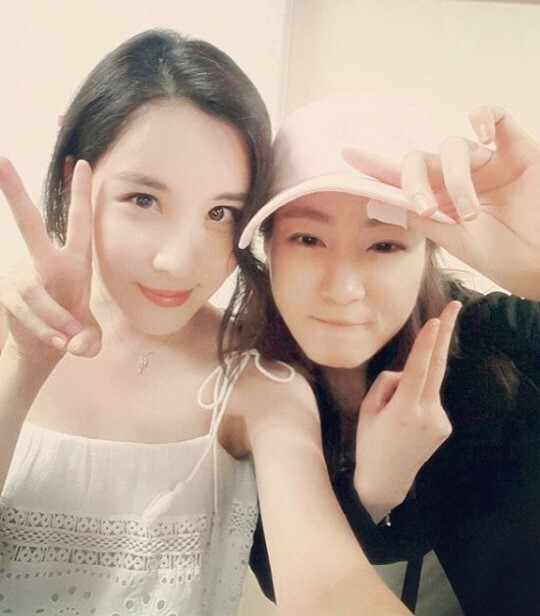 姜素拉公开了与少女时代成员徐贤的合照 摆俏皮"V"获网友点赞 姜素拉公开了与少女时代成员徐贤的合照 摆俏皮"V"获网友点赞