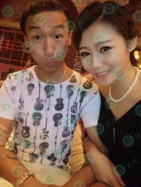 陈羽凡与女子的亲密合影曝光?是回应出轨门吗? 陈羽凡与女子的亲密合影曝光?是回应出轨门吗?