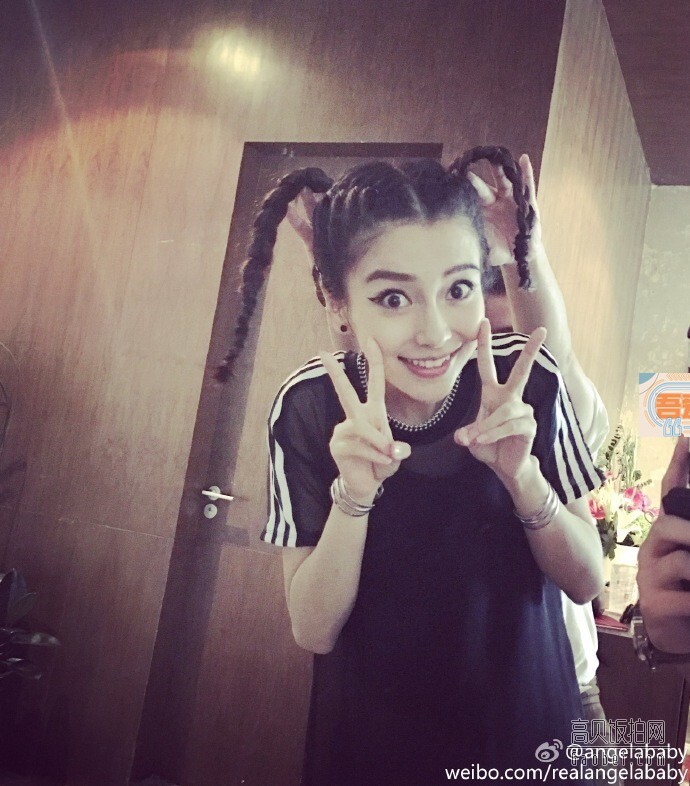 Angelababy在微博晒出一组扎双马尾扮嫩的照片 Angelababy在微博晒出一组扎双马尾扮嫩的照片
