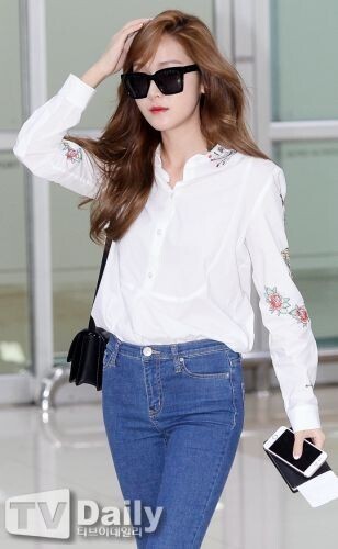 歌手Jessica结束在中国的宣传活动回国 清爽装扮时尚靓丽 歌手Jessica结束在中国的宣传活动回国 清爽装扮时尚靓丽