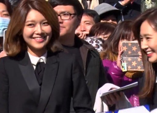 少女时代秀英俞利参加了大学的毕业典礼