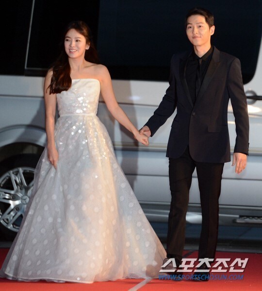 宋慧乔助阵宋仲基成都粉丝见面会 "双宋CP"同时现身引人期待