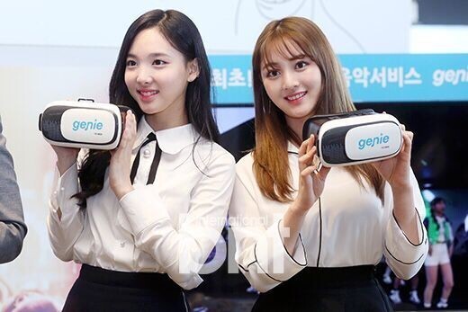 女子组合TWICE成员林娜琏、朴志效出席某品牌特别活动