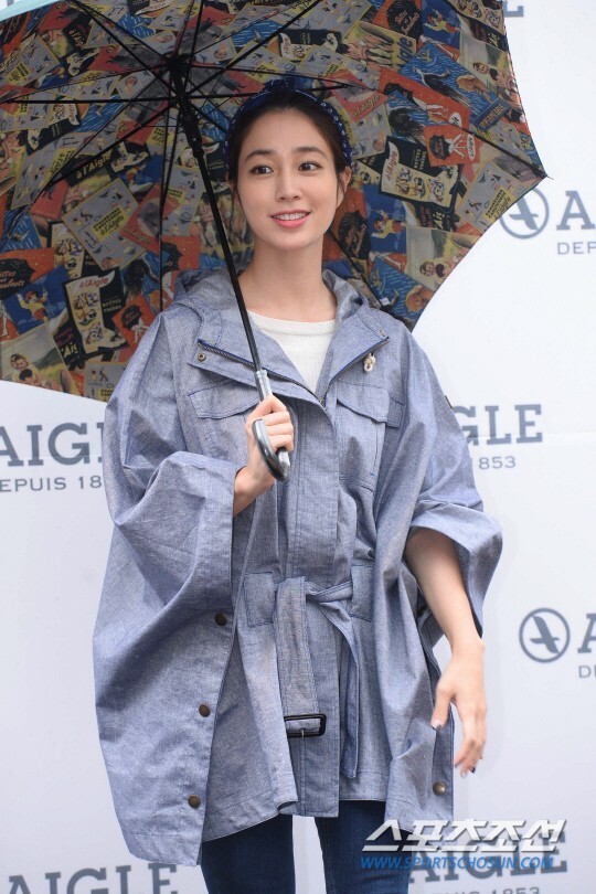 演员李珉廷为自己代言的某品牌举办了粉丝签名会 演员李珉廷为自己代言的某品牌举办了粉丝签名会