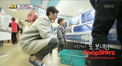 《超人回来了》公开了高胜载与父亲高志溶一起逛超市的样子 《超人回来了》公开了高胜载与父亲高志溶一起逛超市的样子