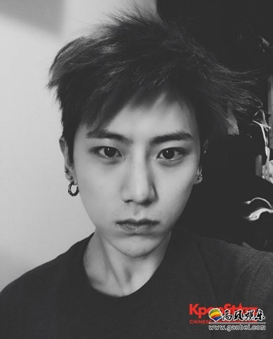 张贤胜通过个人Instagram公开了一张最新的自拍照