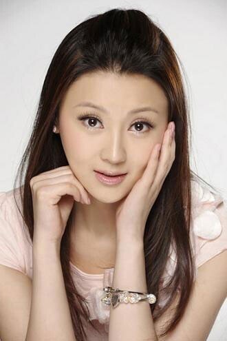 演员甘薇是怎么进入演艺圈的？