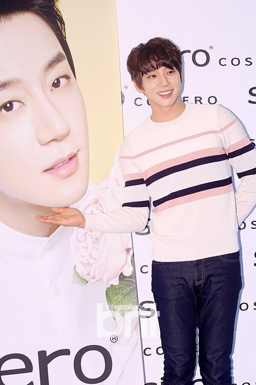 韩国歌手黄致列出席了某品牌粉丝签名会