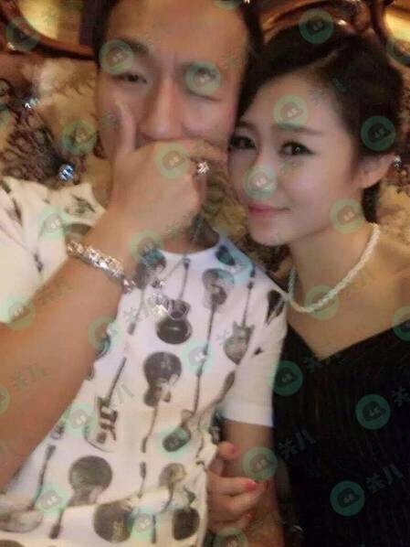 一组陈羽凡与女子的亲密合影曝光