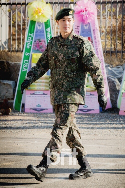 韩国演员兼歌手金贤重从京畿道高阳市德阳区30师团正式退伍