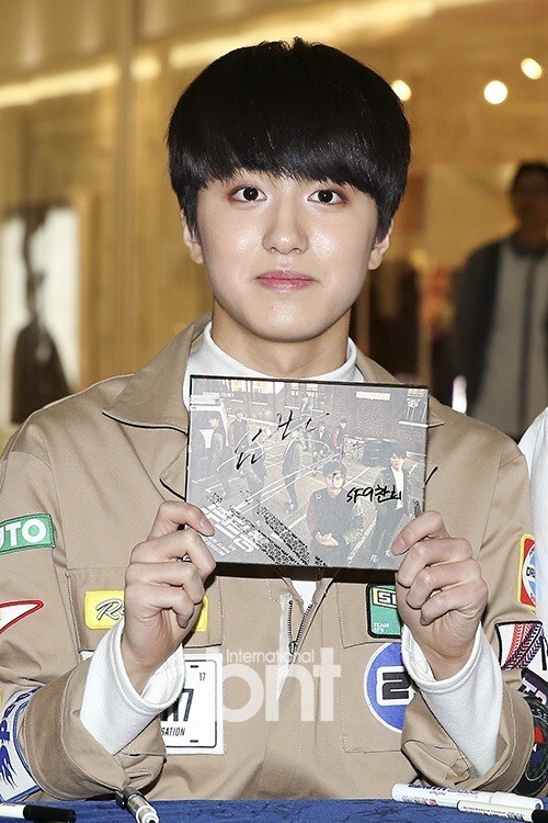 韩国男子组合SF9举办迷你一辑的发行纪念粉丝签名会