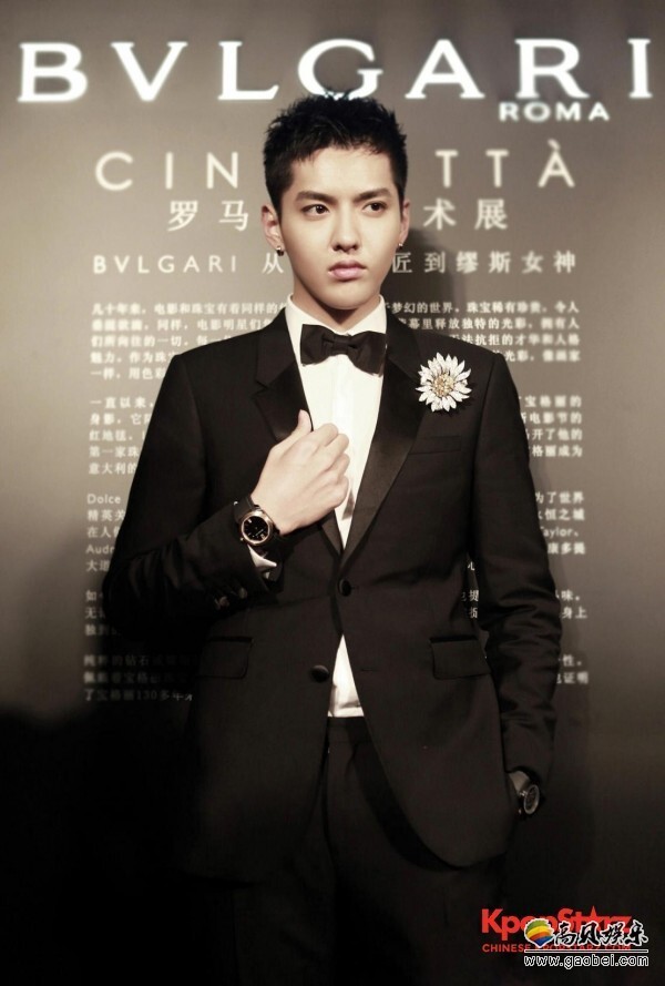 吴亦凡身为宝格丽中国区腕表代言人受邀到表展现场观展