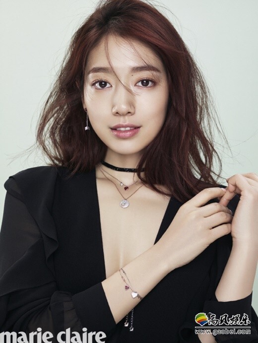 韩国演员朴信惠为某杂志3月号拍摄的情人节画报13日公开