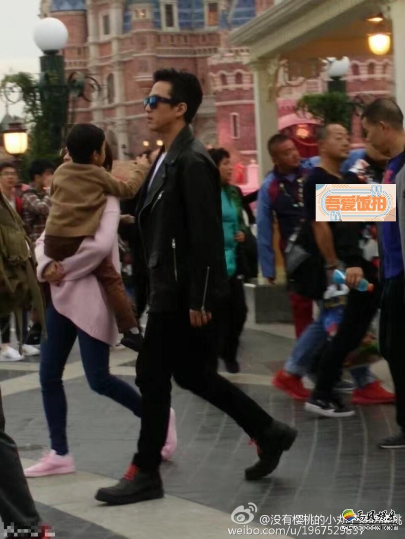 有网友晒出偶遇孙俪邓超带儿子到迪士尼游玩的照片 有网友晒出偶遇孙俪邓超带儿子到迪士尼游玩的照片