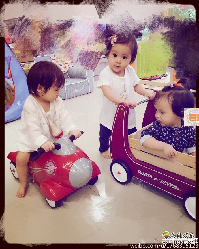 贾静雯微博晒出一组女儿咘咘、欧弟女儿jojo聚会的照片 贾静雯微博晒出一组女儿咘咘、欧弟女儿jojo聚会的照片