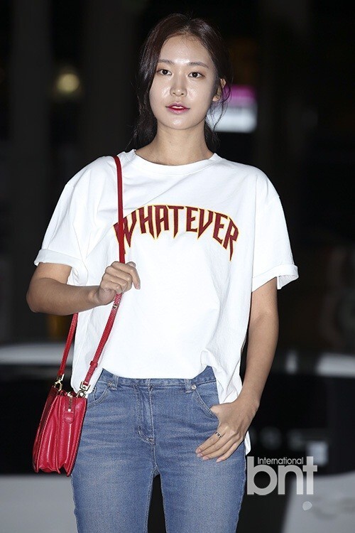 演员郑幼珍等出席电视剧《W-两个世界》的终映宴