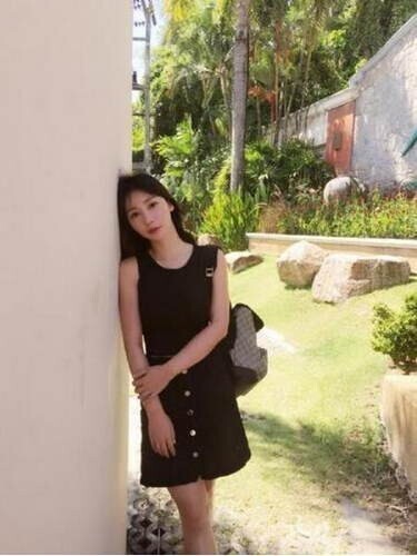 柳岩晒出两张自己穿着黑裙的照片
