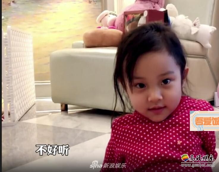 甜馨狂吐槽妈妈抢她的零食 甜馨狂吐槽妈妈抢她的零食