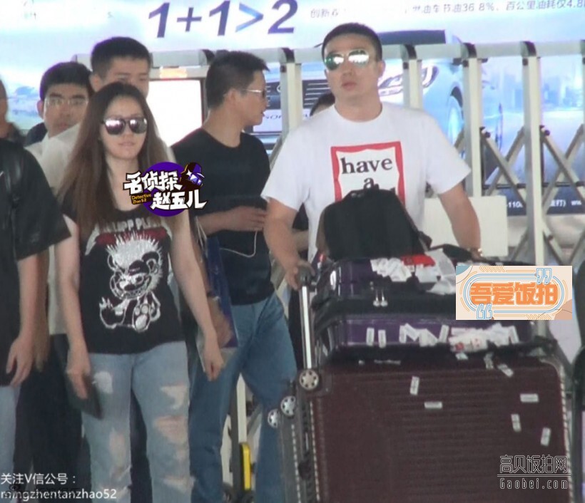 张靓颖一身黑衣牛仔裤难掩发胖身材现身北京机场