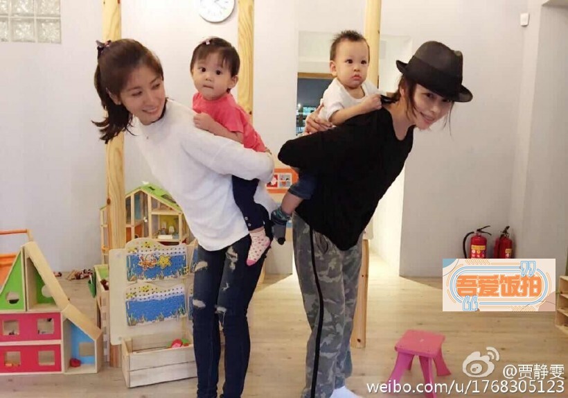 贾静雯在微博上晒出一组与徐若瑄的聚会照