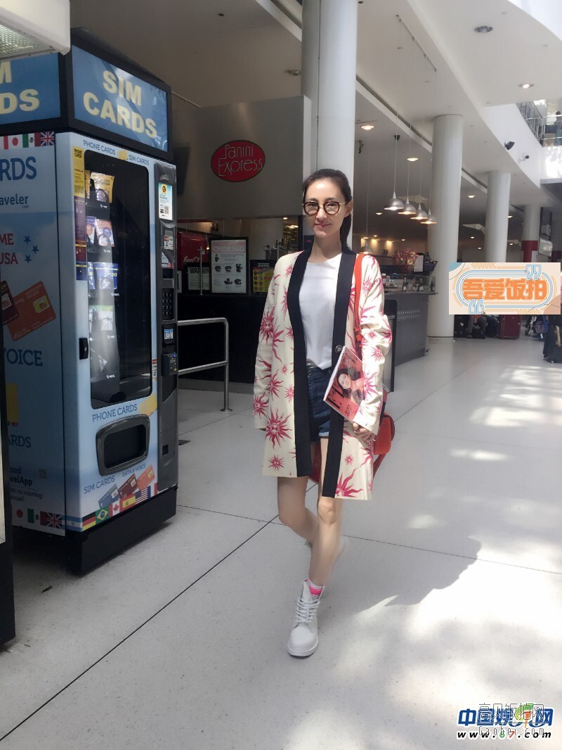 “素颜女神”王丽坤也于9月11日从北京低调出发