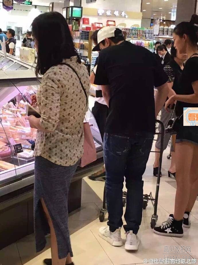 有网友偶遇王思聪陪一美女逛街 有网友偶遇王思聪陪一美女逛街