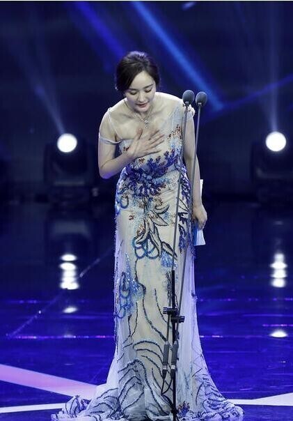 杨幂中国风礼服现身弯腰鞠躬手捂防走光? 杨幂中国风礼服现身弯腰鞠躬手捂防走光?