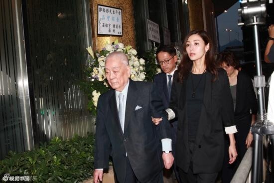 郑裕彤病逝，刘銮雄现身巧遇到了旧爱，是谁？