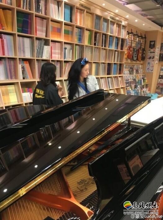 张柏芝逛琴店买琴谱还是买琴? 张柏芝逛琴店买琴谱还是买琴?