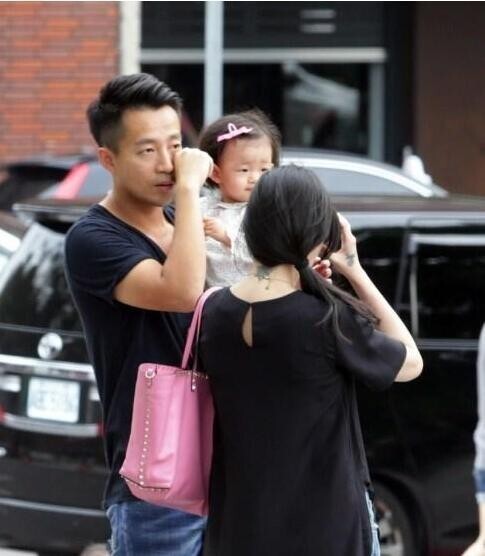 大S一家现身了，女儿蝴蝶结呆萌呆萌的？