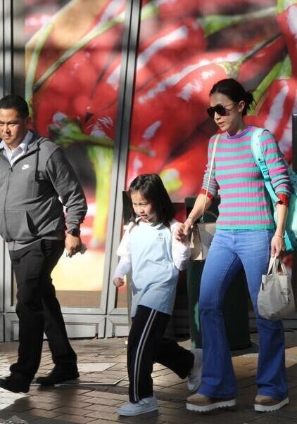 甘比打扮朴素带着女儿买了圣诞礼物？