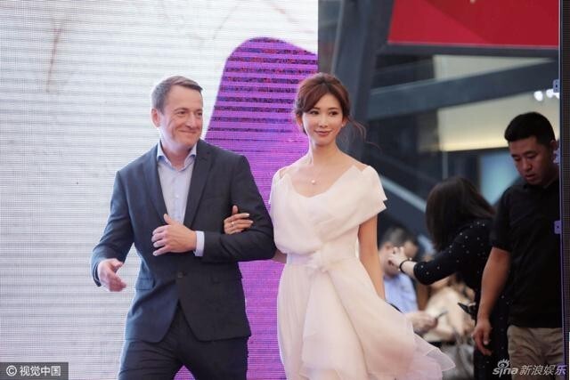 林志玲挽外籍高层在哪里出场了？