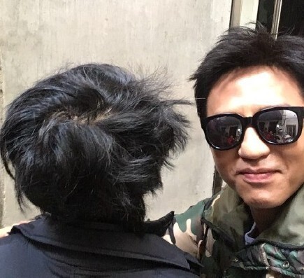 “国民岳父”顶着鸡窝头亮相了? “国民岳父”顶着鸡窝头亮相了?