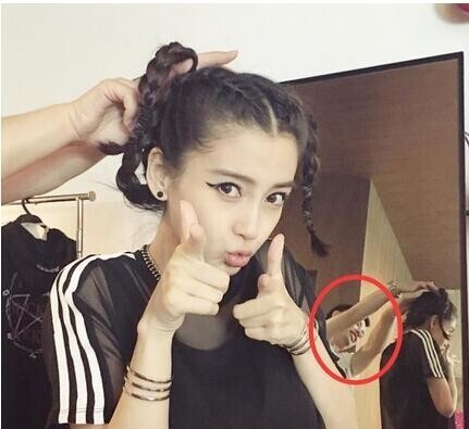 baby又晒照了,,不过让后面的工作人员抢镜了?! baby又晒照了,,不过让后面的工作人员抢镜了?!