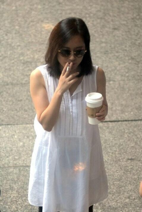 俞飞鸿私下抽烟照曝光，黑社会女老大？