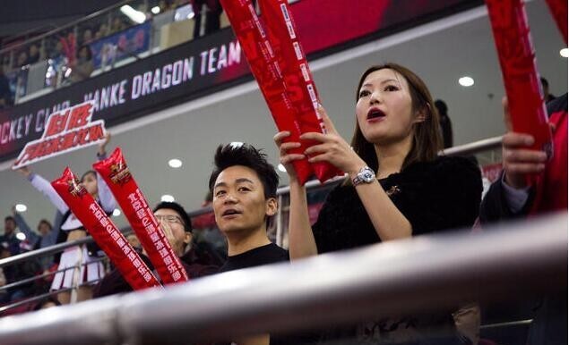 王宝强现身北京昆仑鸿星队的冰球比赛? 王宝强现身北京昆仑鸿星队的冰球比赛?